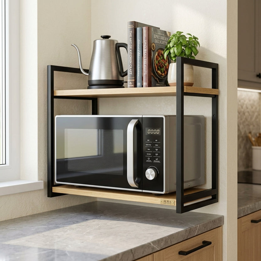 Étagère avec bouilloire et accessoires rangés au-dessus du micro-ondes